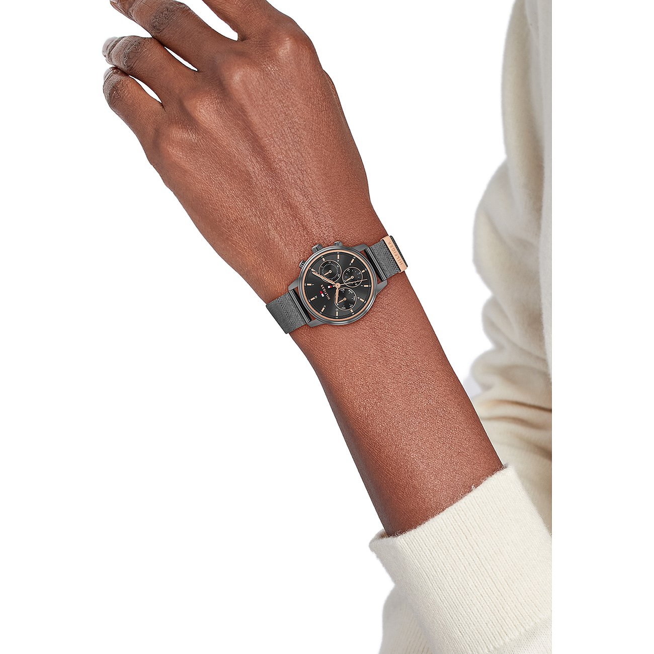 Am Handgelenk getragene Tommy Hilfiger Damenuhr aus schwarzem Edelstahl mit Chronographenfunktion, Ansicht von oben.