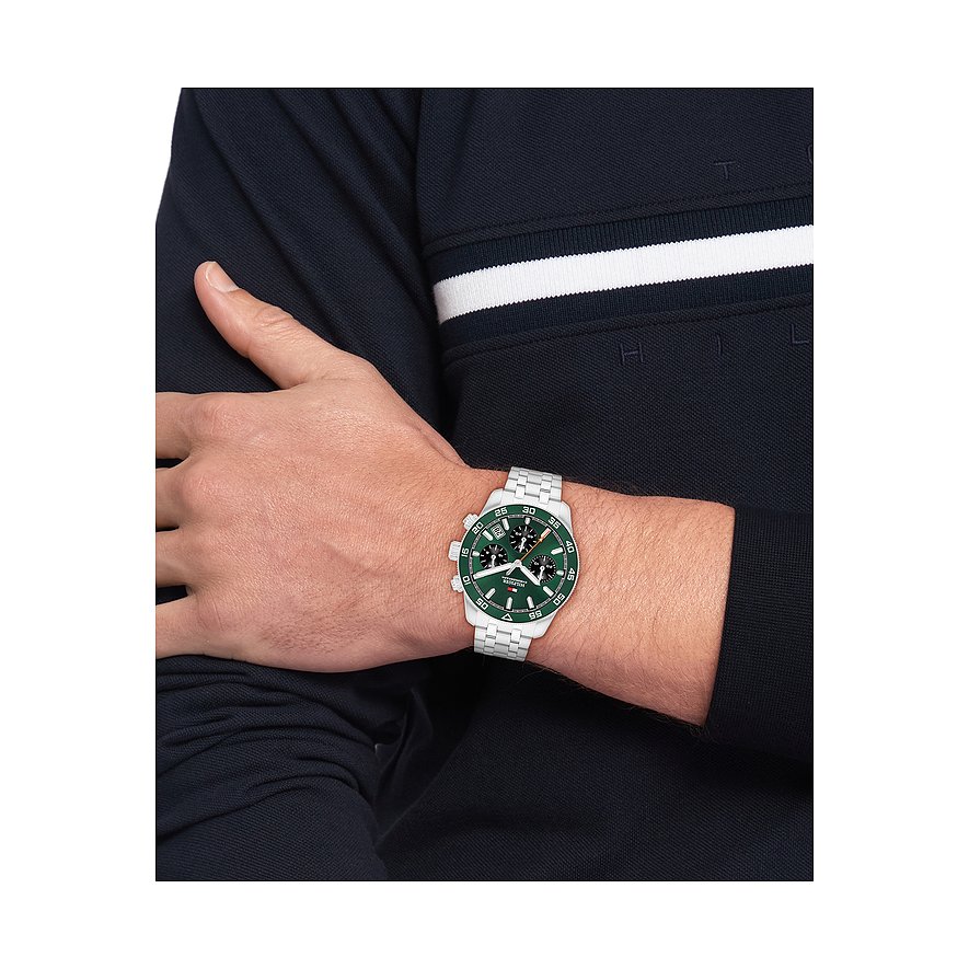 Tommy Hilfiger Herrenuhr aus Edelstahl und Aluminium mit grünem Zifferblatt und silberfarbenem Armband am Handgelenk