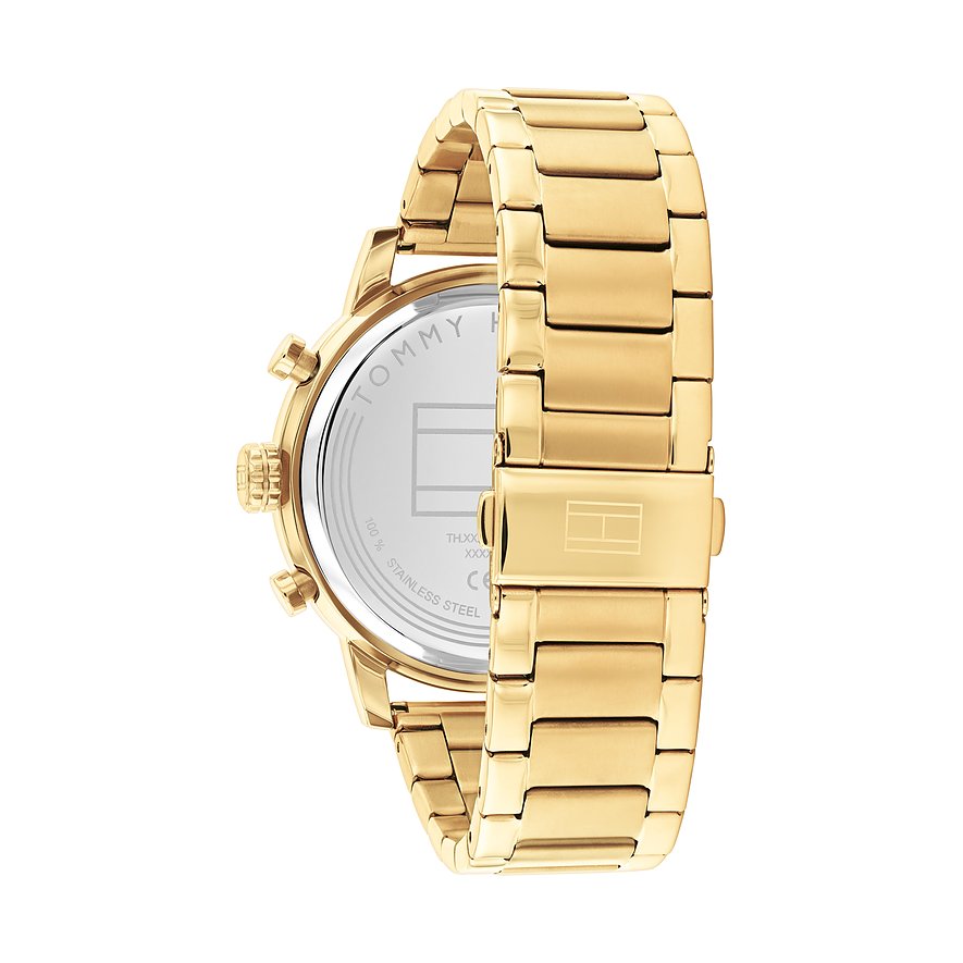De achterkant van een goudkleurig Tommy Hilfiger herenhorloge van roestvrij staal is zichtbaar, met merkdetails op de kast.