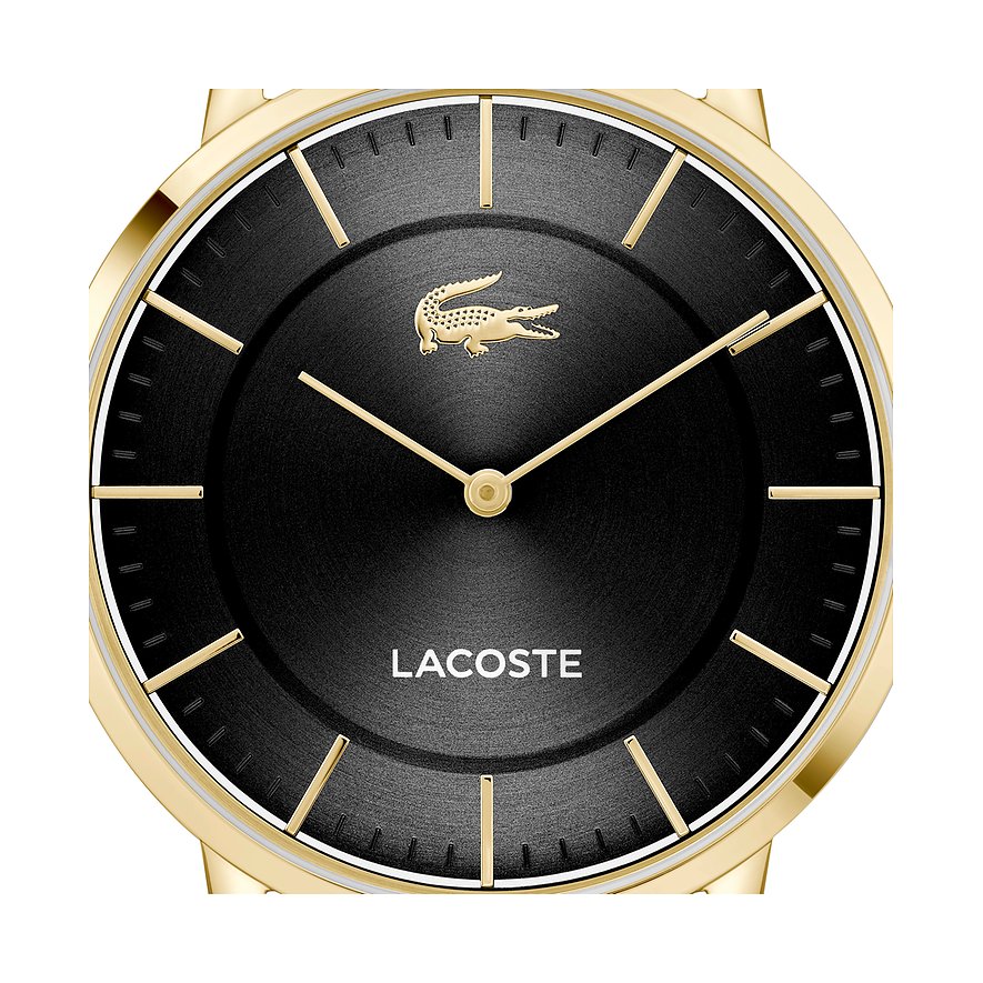 Nahaufnahme einer Lacoste Herrenuhr aus goldfarbenem Edelstahl mit schwarzem Zifferblatt und goldenem Krokodil-Logo.