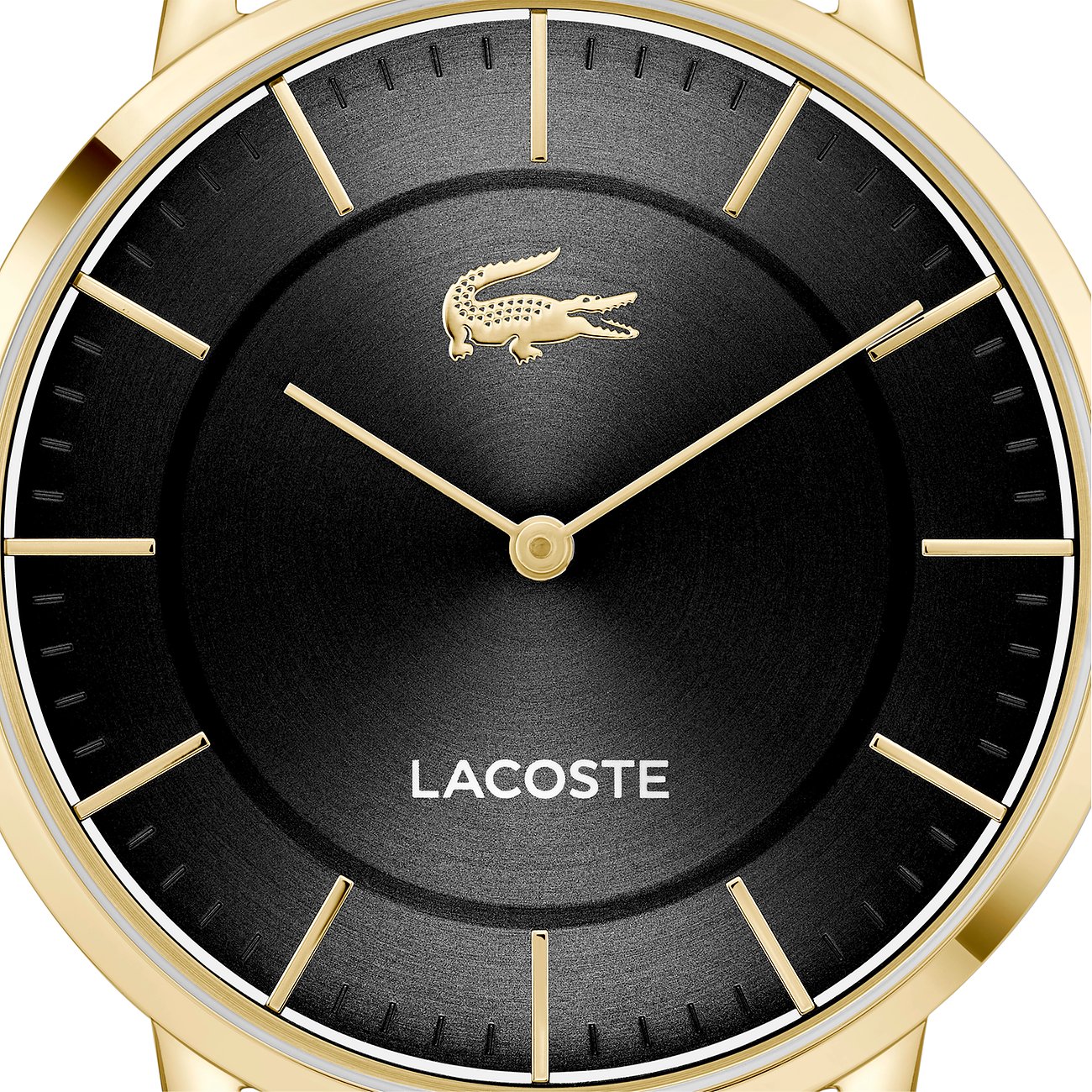 Nahaufnahme einer Lacoste Herrenuhr aus goldfarbenem Edelstahl mit schwarzem Zifferblatt und goldenem Krokodil-Logo.