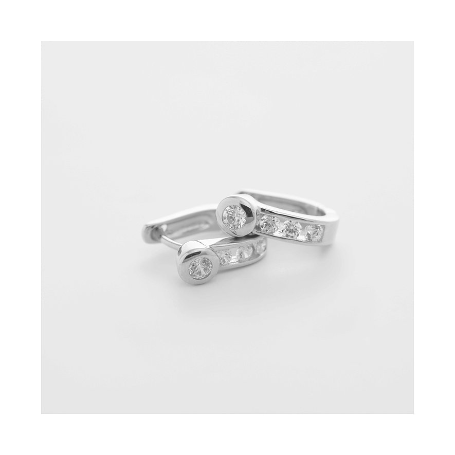 Ein Paar Ohrschmuck von CHRIST aus Gelbgold 585 mit Diamanten, eine Creole mit fünf Diamanten pro Ohrring, frontal.
