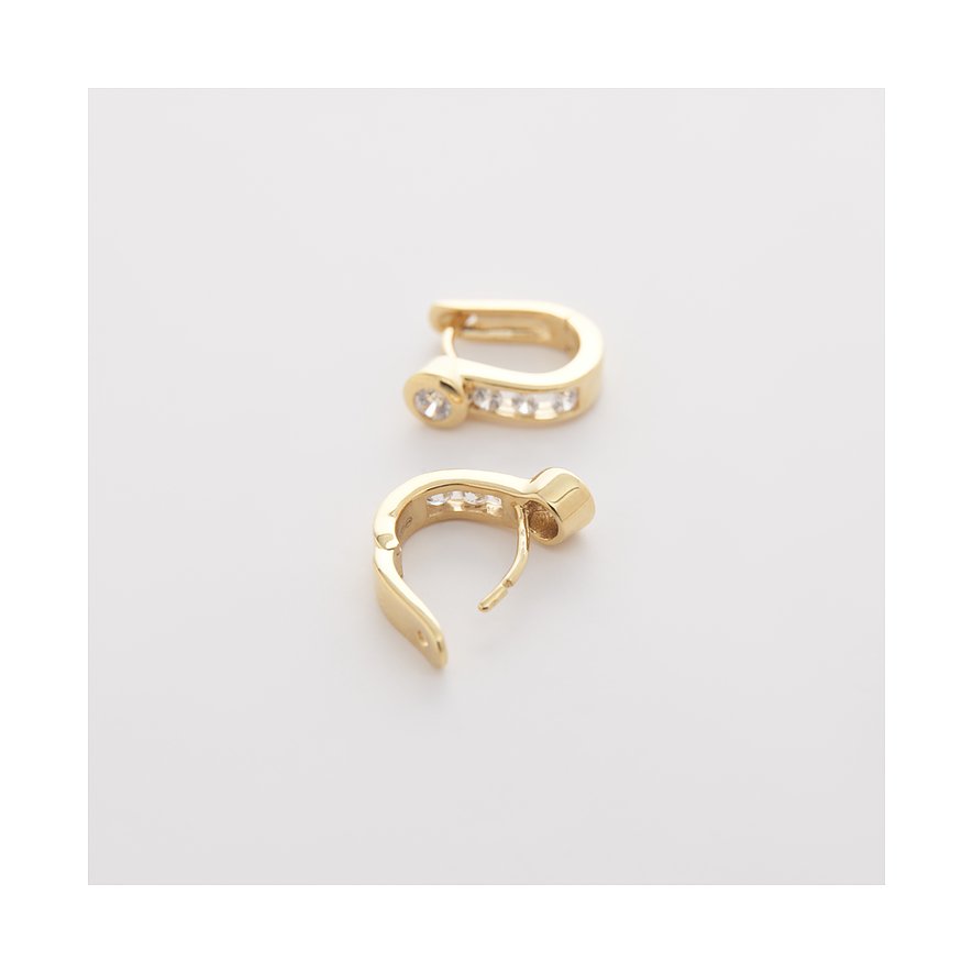 Ein Paar goldfarbene CHRIST Ohrringe aus 585 Weißgold, besetzt mit funkelnden Diamanten, von oben fotografiert.