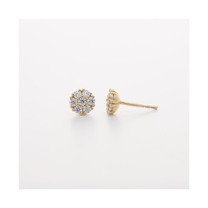 Nahaufnahme der CHRIST Ohrstecker aus Gelbgold. Sieben funkelnde Diamanten pro Ohrring bilden eine Blume.