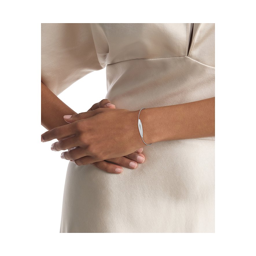 Calvin Klein Armschmuck aus Edelstahl, ein Armband, das von einer Hand getragen wird. Es hat eine glatte, längliche Plakette.