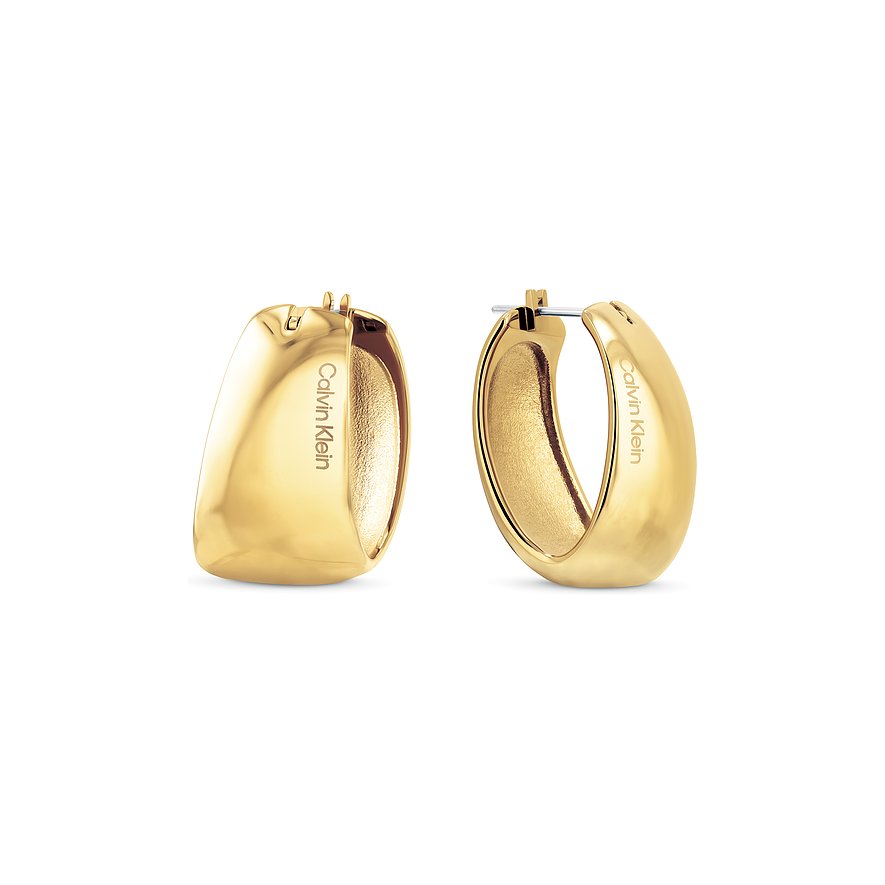 Zwei goldfarbene Calvin Klein Ohrschmuck aus Edelstahl, im Freisteller aus leicht schrägem Winkel gezeigt.