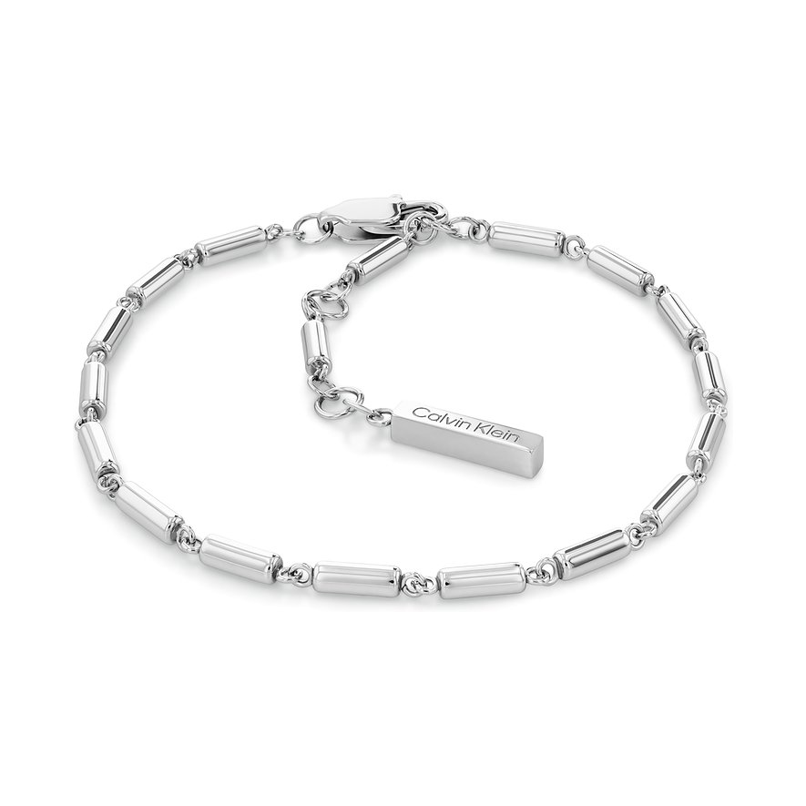 Calvin Klein Damenarmband aus Edelstahl, das aus länglichen Gliedern und einer Verlängerungskette mit Logo-Plakette besteht.
