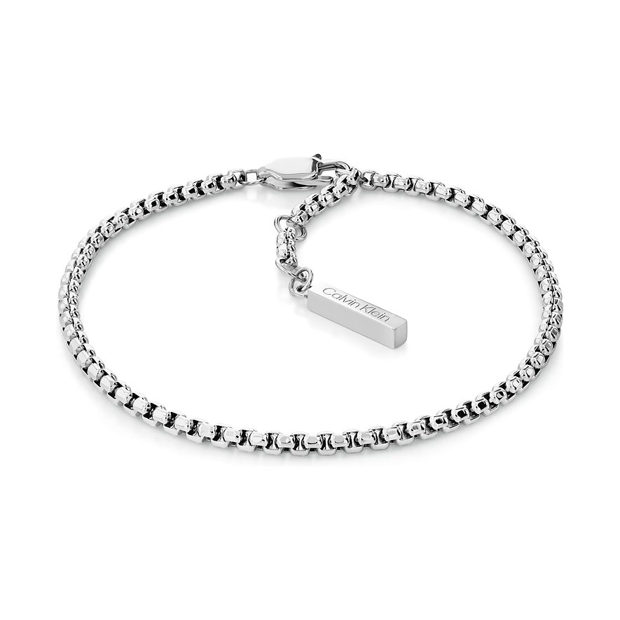 Ein Calvin Klein Armband aus glänzendem Edelstahl mit runder Gliederkette und einem rechteckigen Anhänger mit Logo.
