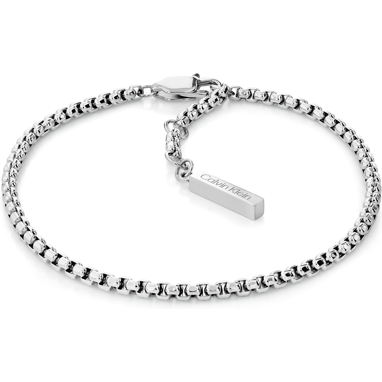 Ein Calvin Klein Armband aus glänzendem Edelstahl mit runder Gliederkette und einem rechteckigen Anhänger mit Logo.