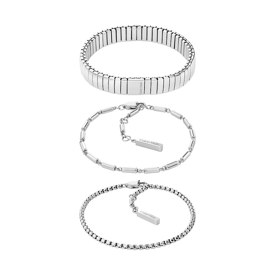 Drei Calvin Klein Edelstahlarmbänder: ein breites, ein Kettenarmband mit Stabelementen und ein feines Kettenarmband.