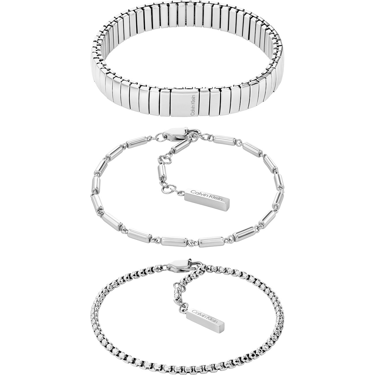Drei Calvin Klein Edelstahlarmbänder: ein breites, ein Kettenarmband mit Stabelementen und ein feines Kettenarmband.