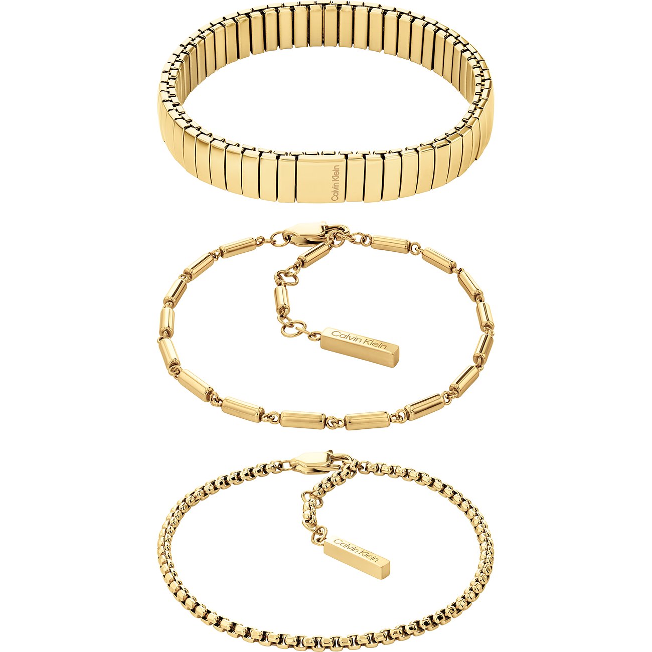Drei goldfarbene Calvin Klein Armbänder aus Edelstahl in verschiedenen Designs sind übereinander angeordnet.
