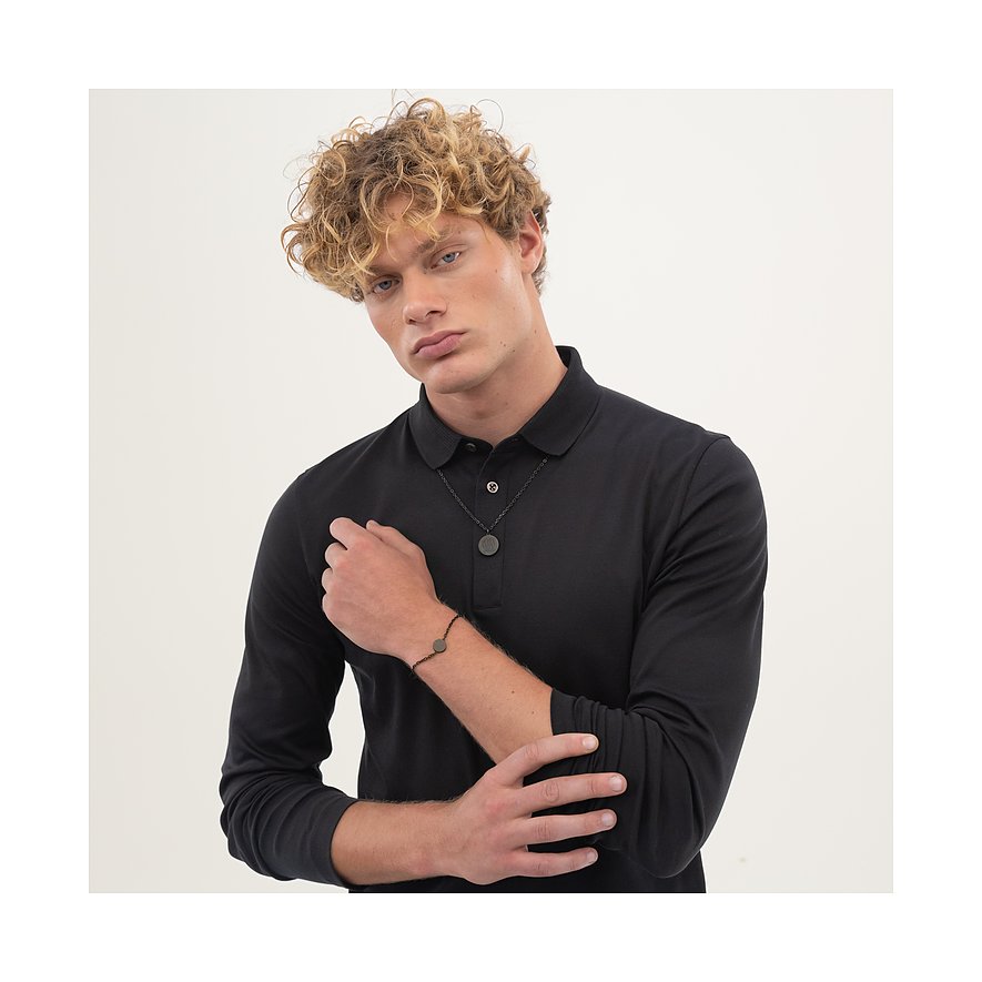 Een jonge man draagt een Boss roestvrijstalen halsketting met ronde hanger en een bijpassende armband.