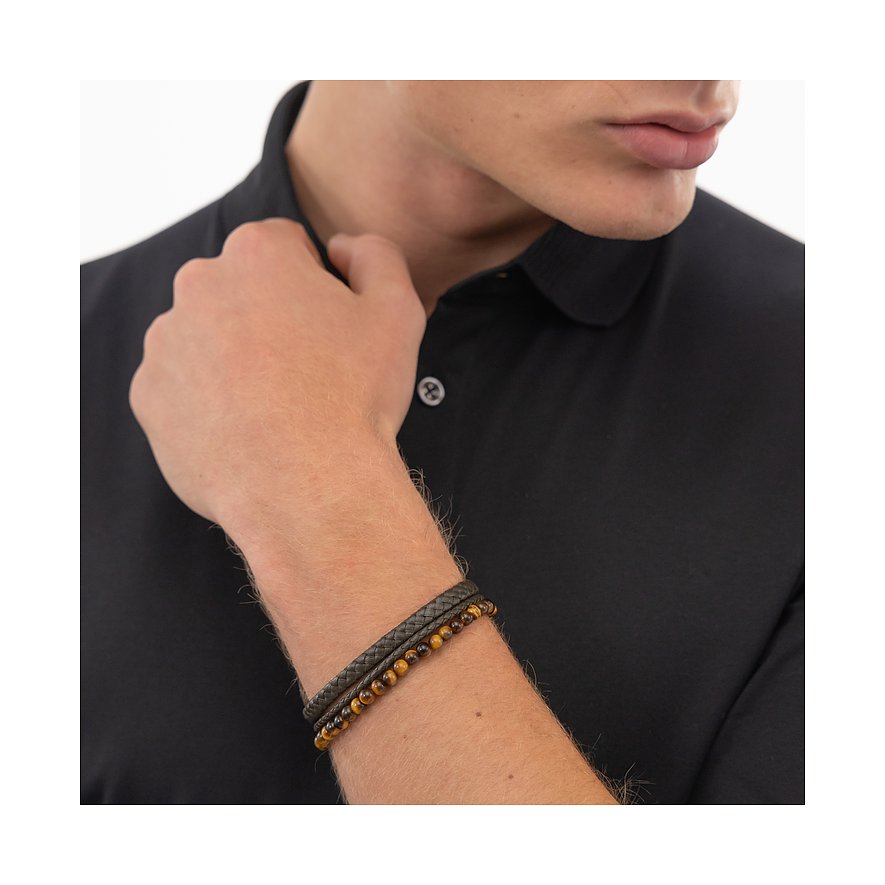 Een Boss armbanden set van meerdere lederen en kralen armbanden om de pols van een man.