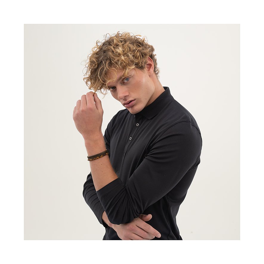 Een paspop draagt een Boss leren armband en siert zich met twee armbanden met parels.
