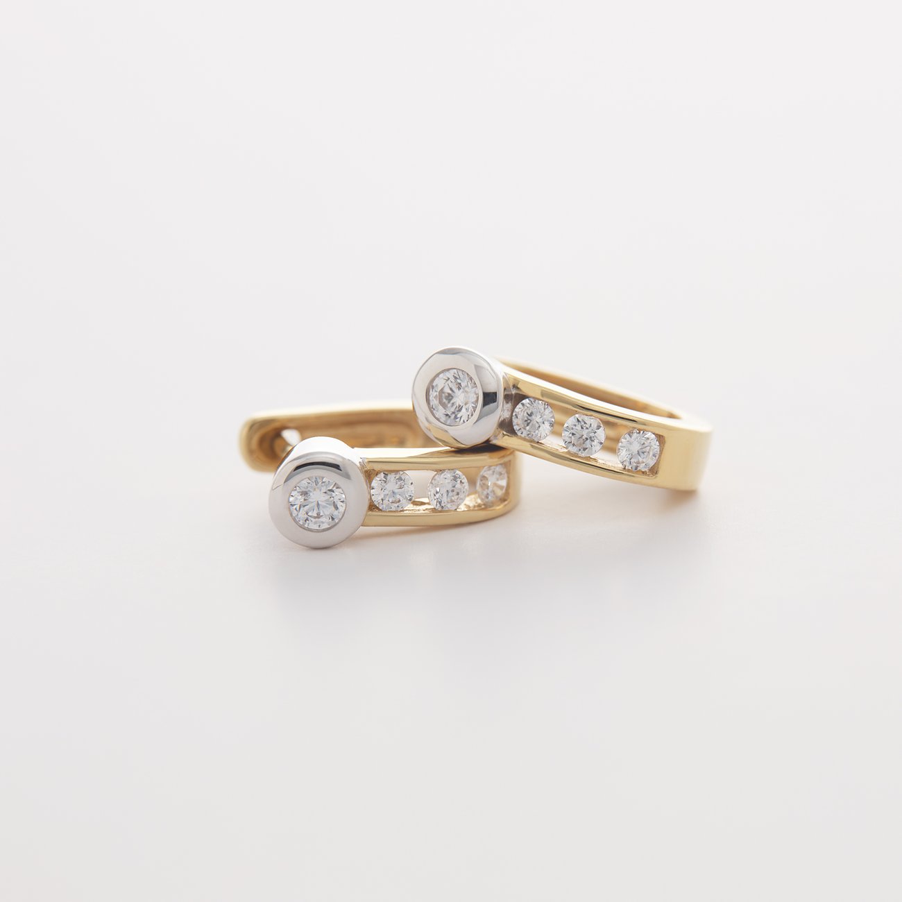 CHRIST Ohrschmuck aus Gelb- und Weißgold 585 mit mehreren glänzenden Diamanten, nah aufgenommen.