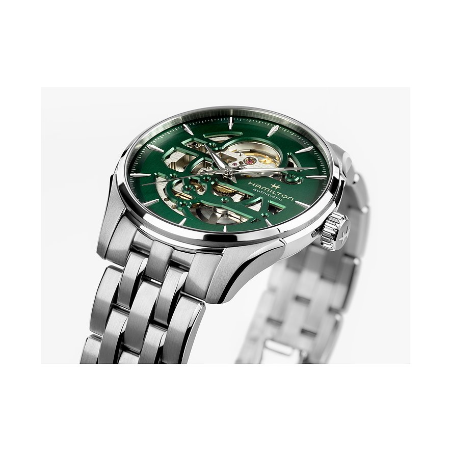 Nahaufnahme einer Hamilton Herrenuhr aus Edelstahl mit leuchtend grünem Zifferblatt und skelettiertem Design.