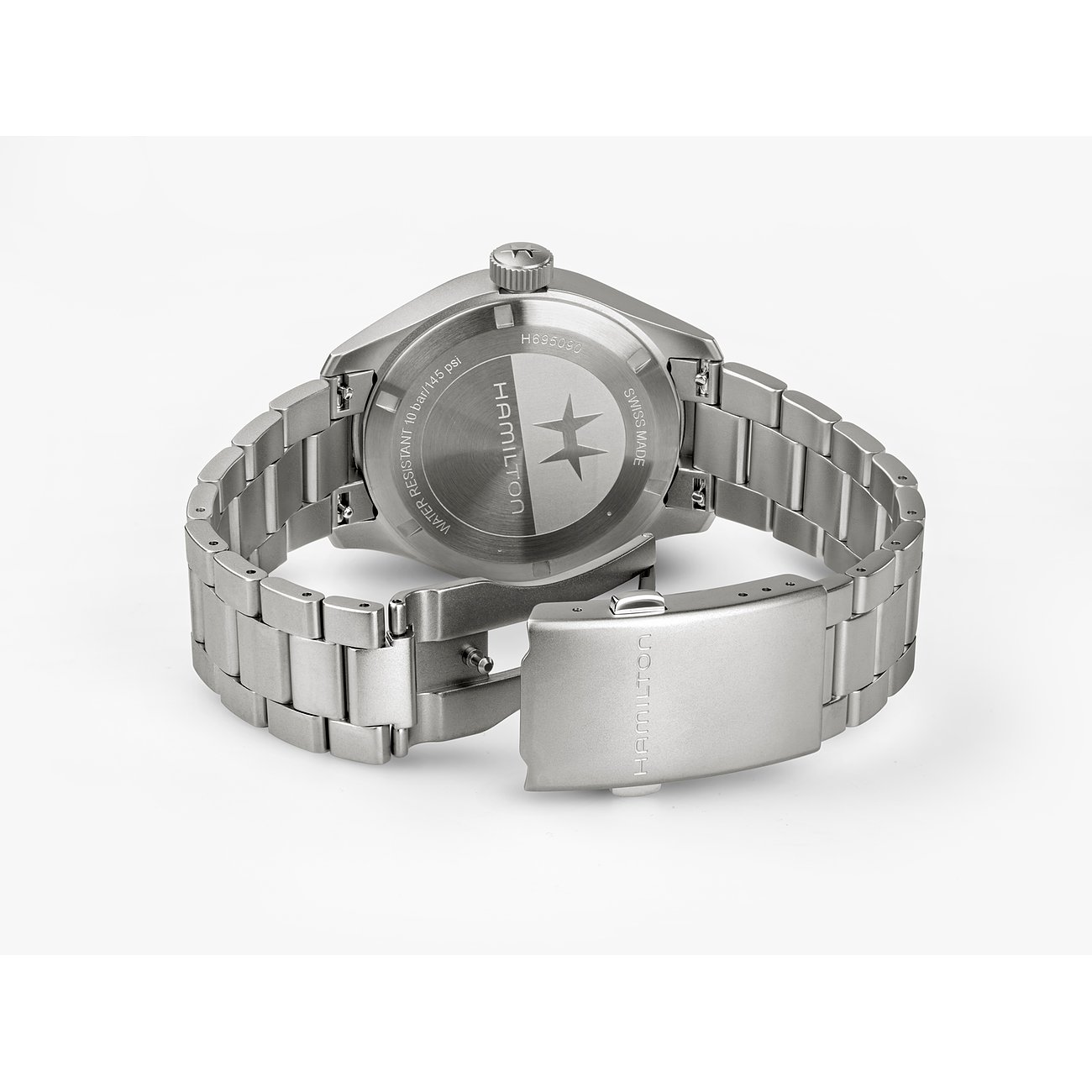 Rückseite einer Hamilton Herrenuhr aus satiniertem Edelstahl mit Hamilton-Logo, Gliederarmband und Verschluss auf hellem Grund.