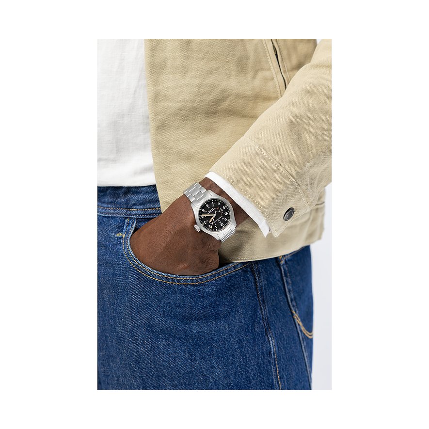 Am Handgelenk eines Mannes getragene Hamilton Herrenuhr aus Edelstahl mit analogem Zifferblatt und silberfarbenem Armband.