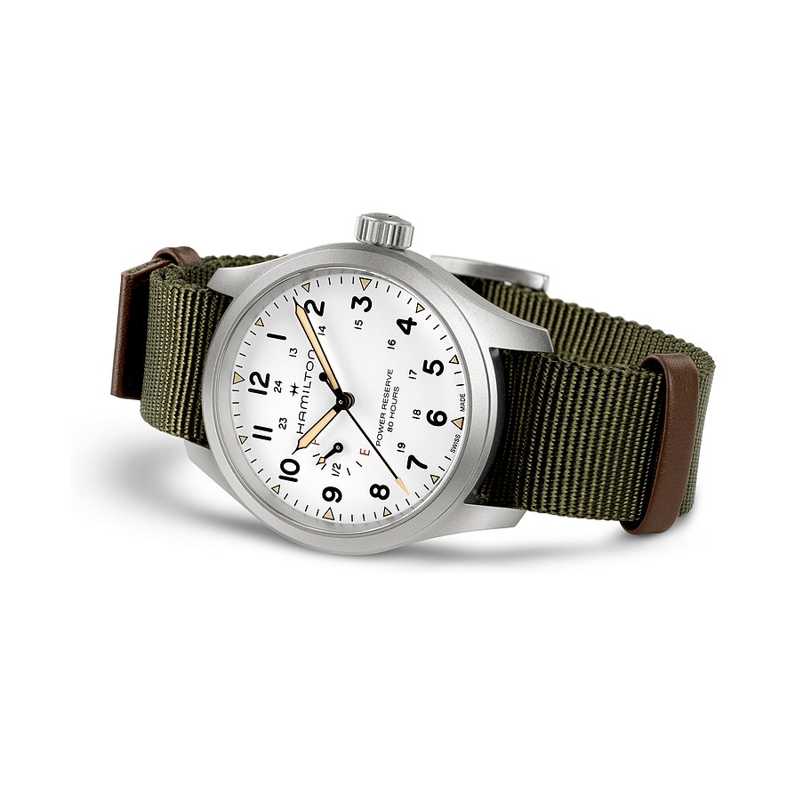 Nahaufnahme einer Hamilton Herrenuhr aus Edelstahl mit weißem Zifferblatt und grünem Nato-Armband.