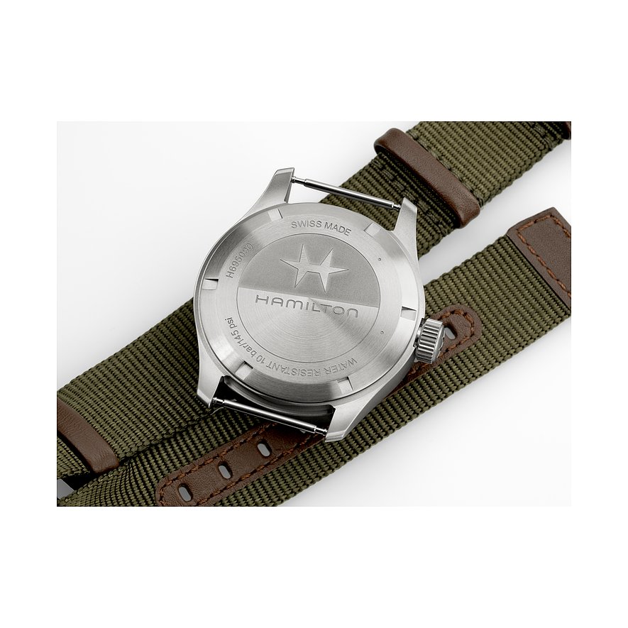 Rückseite einer Hamilton Herrenuhr aus Edelstahl mit „Swiss Made“-Gravur und Stoffarmband.