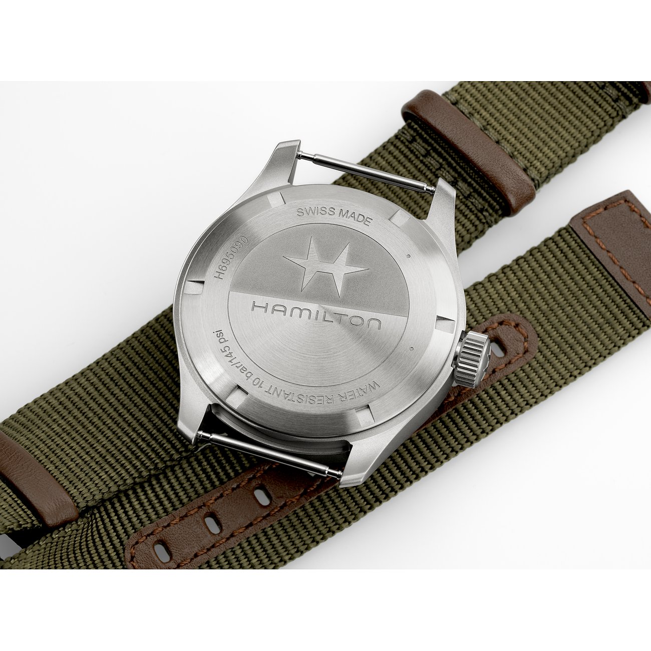 Rückseite einer Hamilton Herrenuhr aus Edelstahl mit „Swiss Made“-Gravur und Stoffarmband.