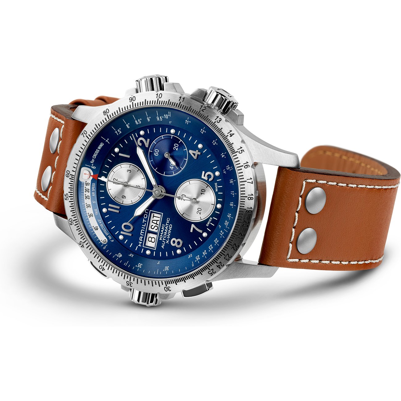 Hamilton-Herrenuhr aus Edelstahl, Dreiviertelansicht, blaues Zifferblatt, drei Chronographen, braunes Lederarmband.