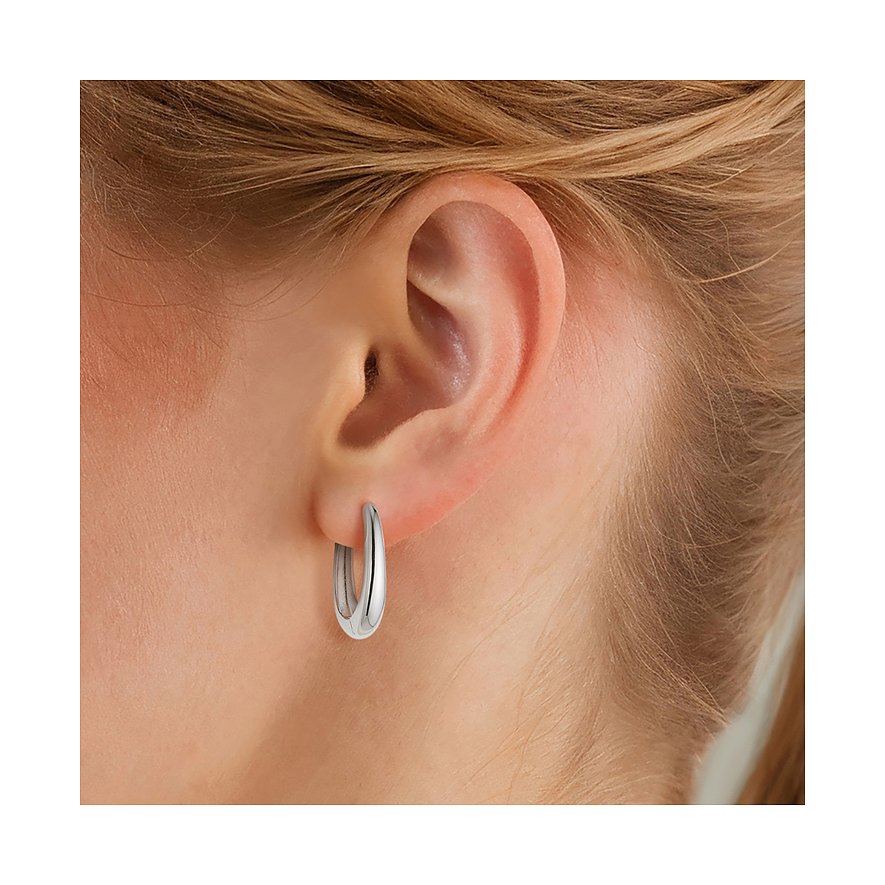 Ein Glanzstücke München Ohrring aus 925er Silber am Ohr einer Frau, Ohrschmuck von der Seite dargestellt.