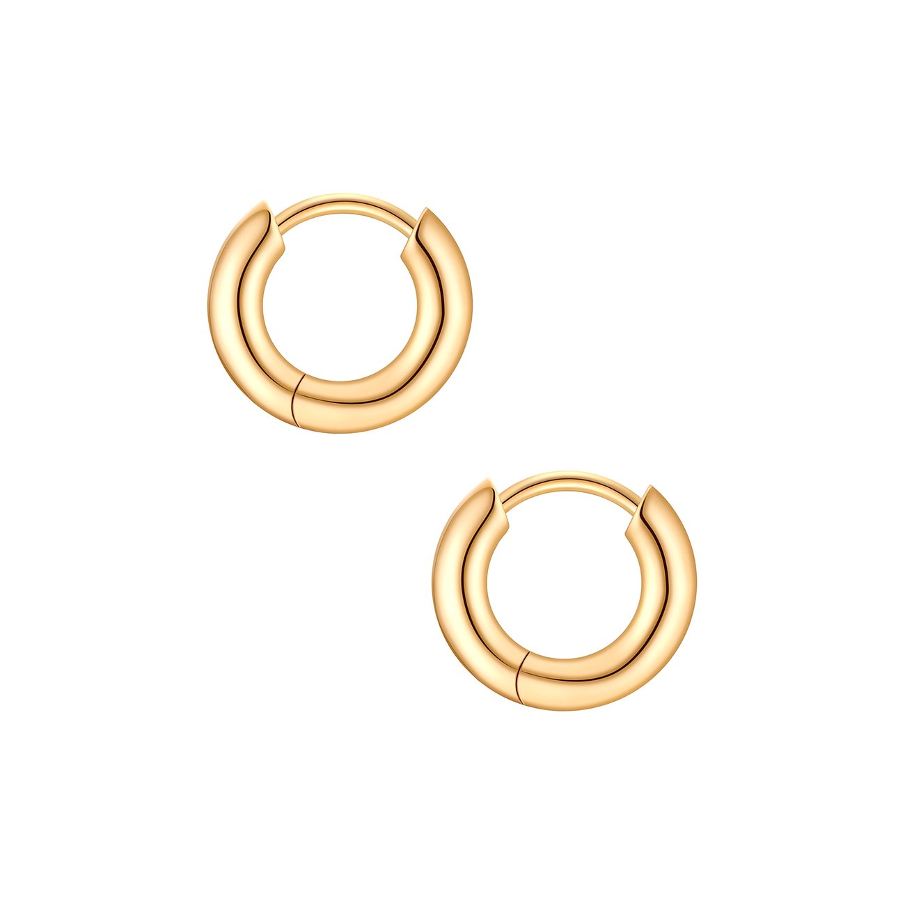 Due orecchini a cerchio color oro di Glanzstücke München, in argento sterling 925, uno accanto all'altro.