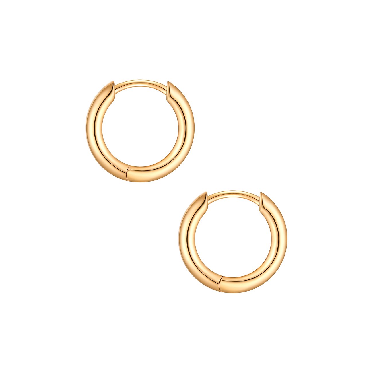 Zwei goldfarbene, runde Creolen von Glanzstücke München aus 925er Silber auf weißem Hintergrund.