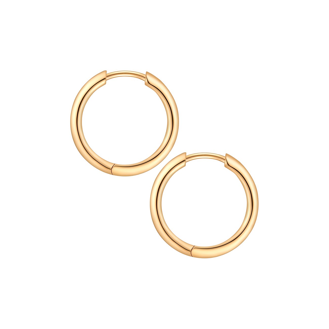 Une paire de boucles d'oreilles créoles simples Glanzstücke München dorées en argent 925, sur fond blanc.