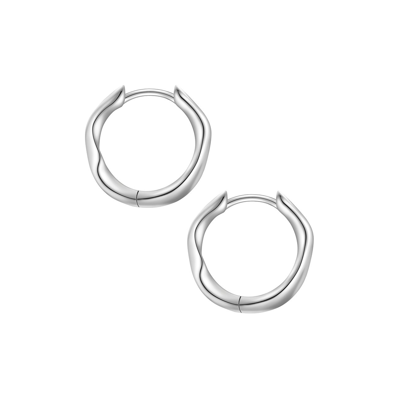 Une paire de créoles Munich rondes en argent 925, avec surface irrégulière et polissage brillant.