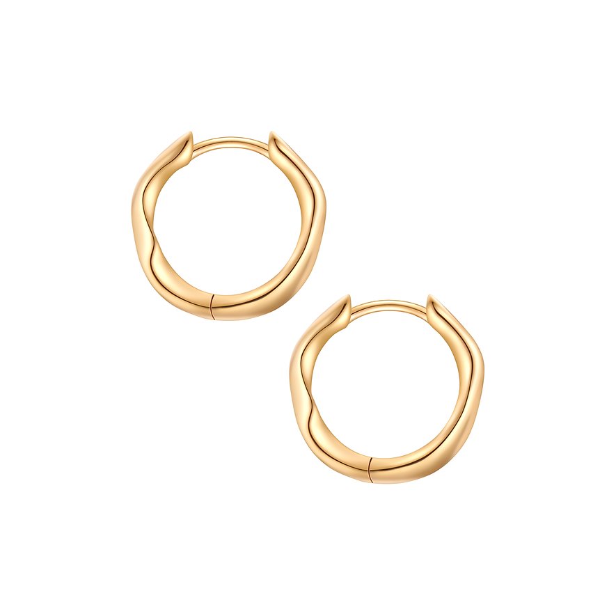 Ein Paar goldfarbener Creolen von Glanzstücke München aus 925er Silber, mit ungleichmäßig gewellter Form.