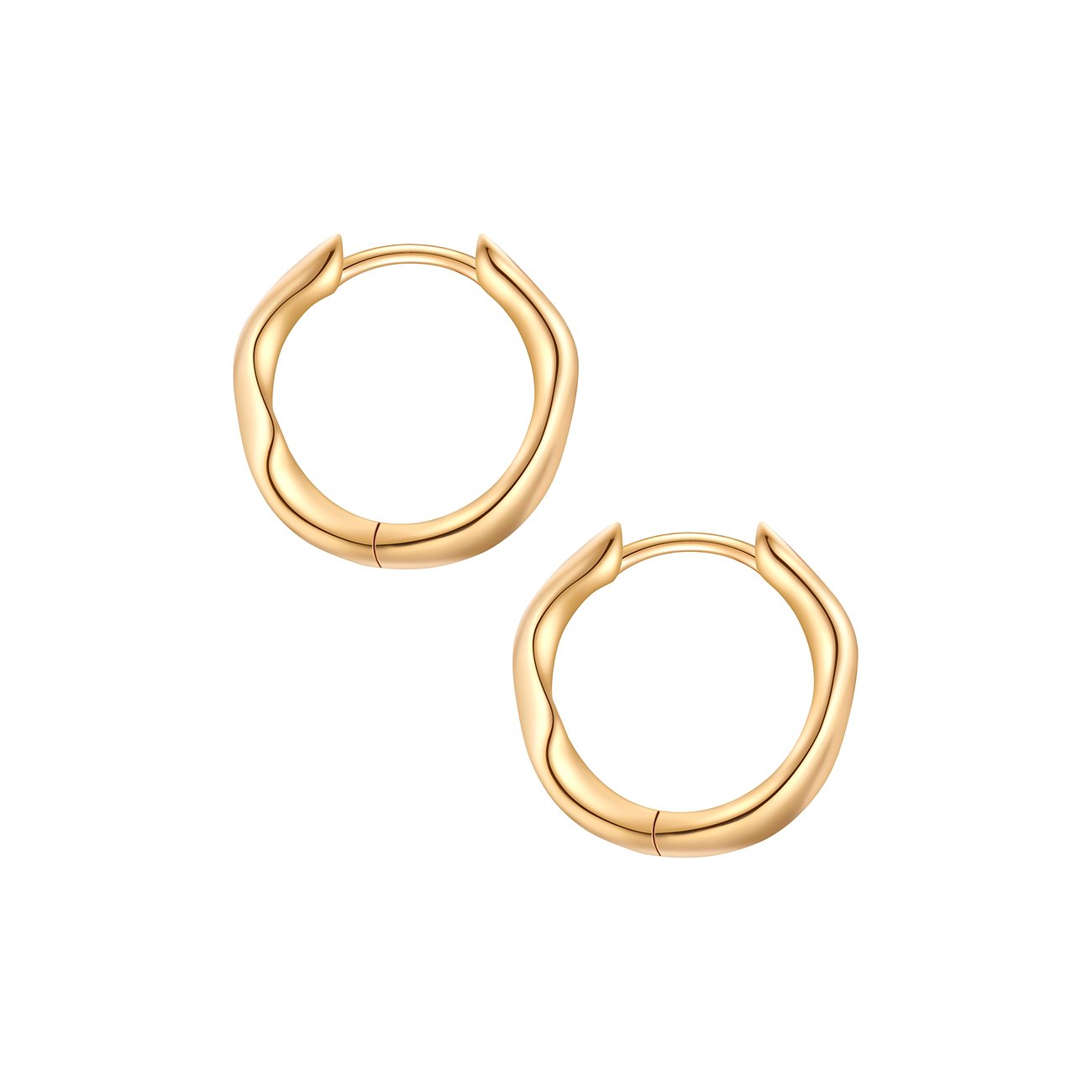 Ein Paar goldfarbener Creolen von Glanzstücke München aus 925er Silber, mit ungleichmäßig gewellter Form.