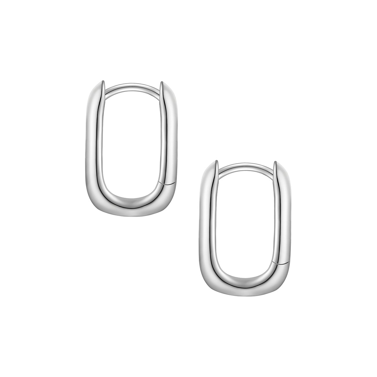 Une paire de boucles d'oreilles Glanzstücke München en argent 925. Les boucles d'oreilles ovales ont une surface brillante.