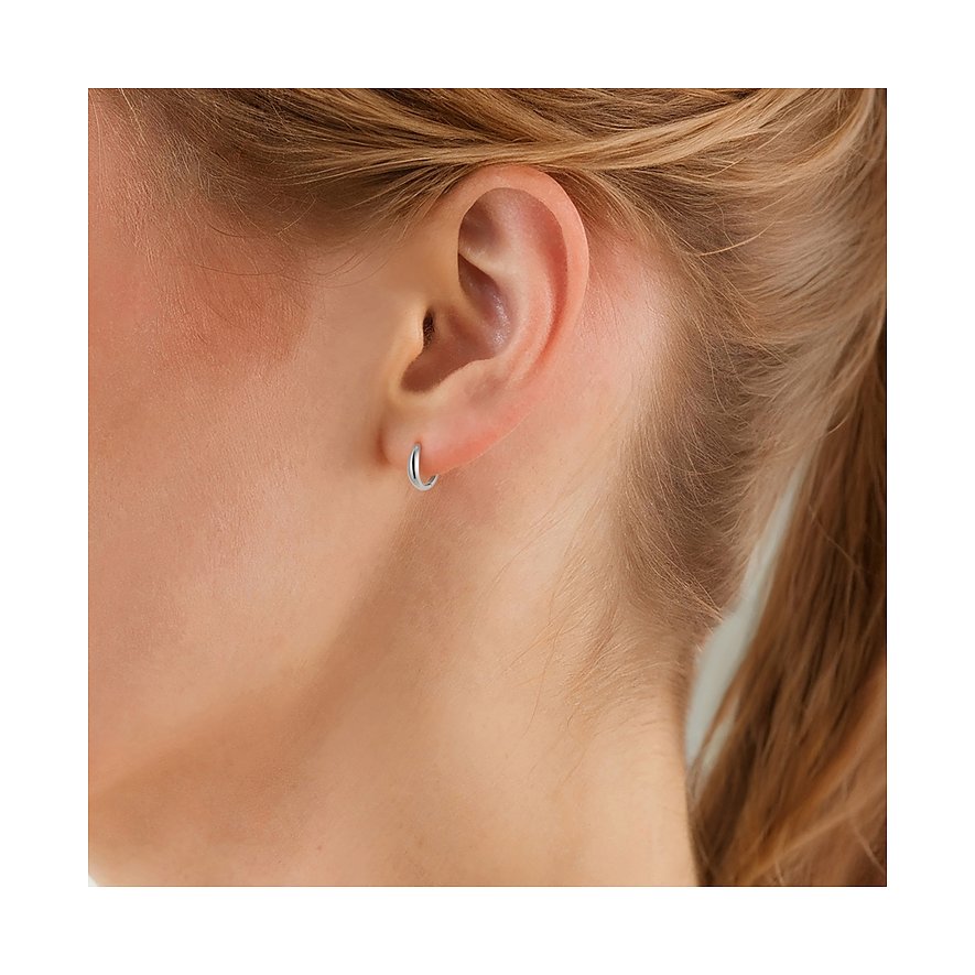 Un petit piercing d'oreille en argent de Glanzstücke München, en argent 925, est visible à l'oreille d'une personne.