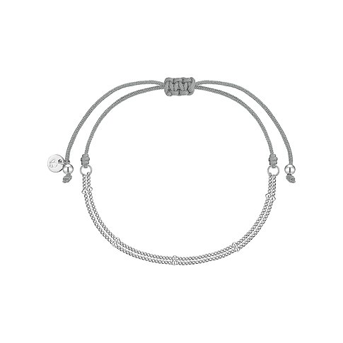 Glanzstücke München armband met grijs macramé lint en dubbele zilveren kettingen, versierd met kleine kraaltjes.