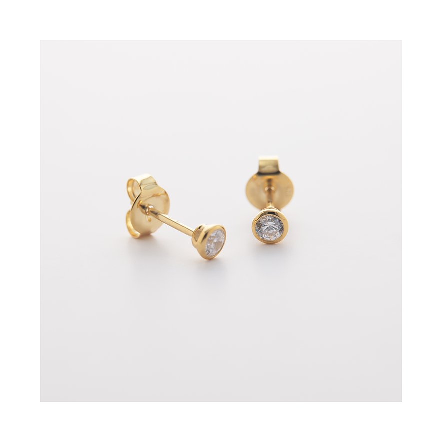 CHRIST Ohrschmuck aus 585 Gelbgold mit Diamanten, eine Draufsicht, wobei ein Ohrstecker etwas gekippt ist.