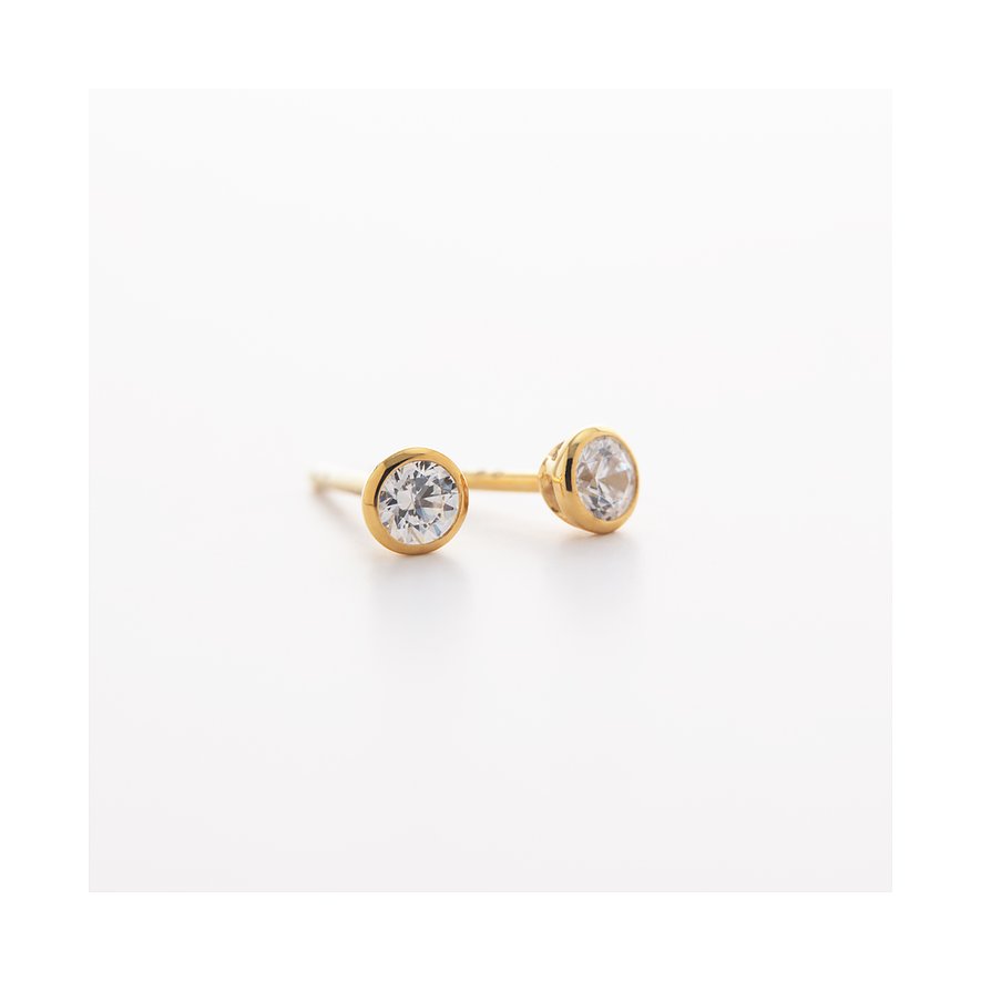 CHRIST Ohrstecker aus 585er Gelbgold mit funkelnden Diamanten, schräg von oben aus der Nähe fotografiert.