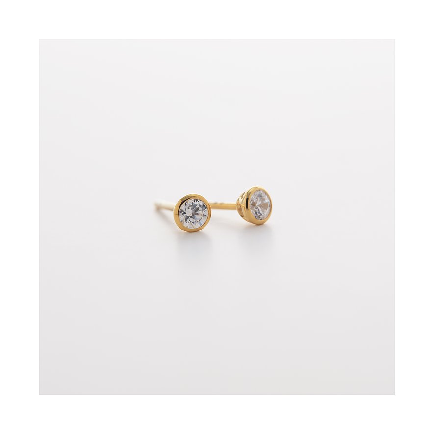 CHRIST Ohrschmuck aus Gelbgold mit funkelnden Diamanten auf weißem Hintergrund, von vorne gesehen.