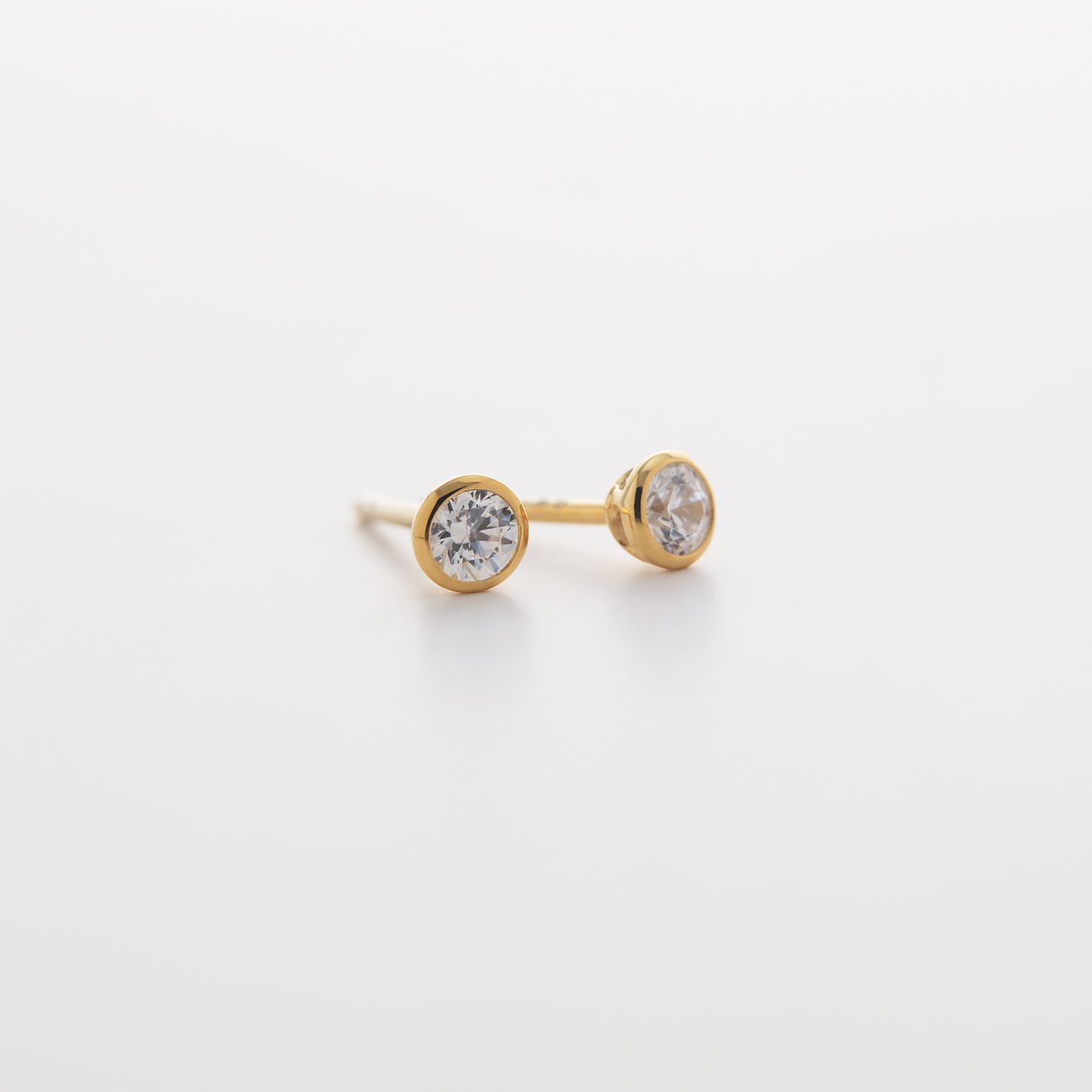 CHRIST Ohrschmuck aus Gelbgold mit funkelnden Diamanten auf weißem Hintergrund, von vorne gesehen.