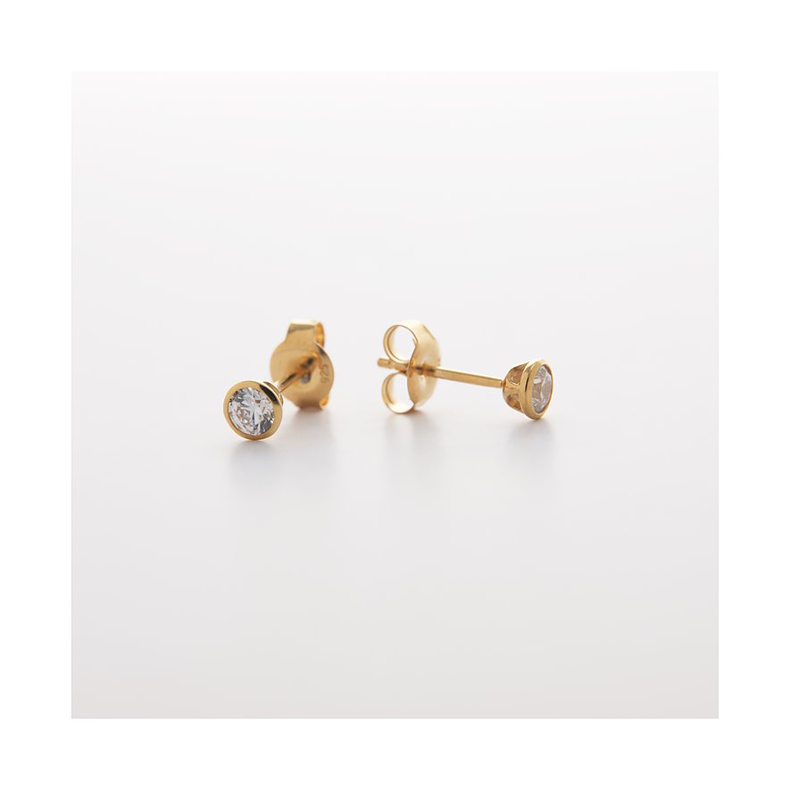 CHRIST Ohrstecker aus 585er Gelbgold mit funkelndem Diamanten in Krappenfassung, schräg von oben.