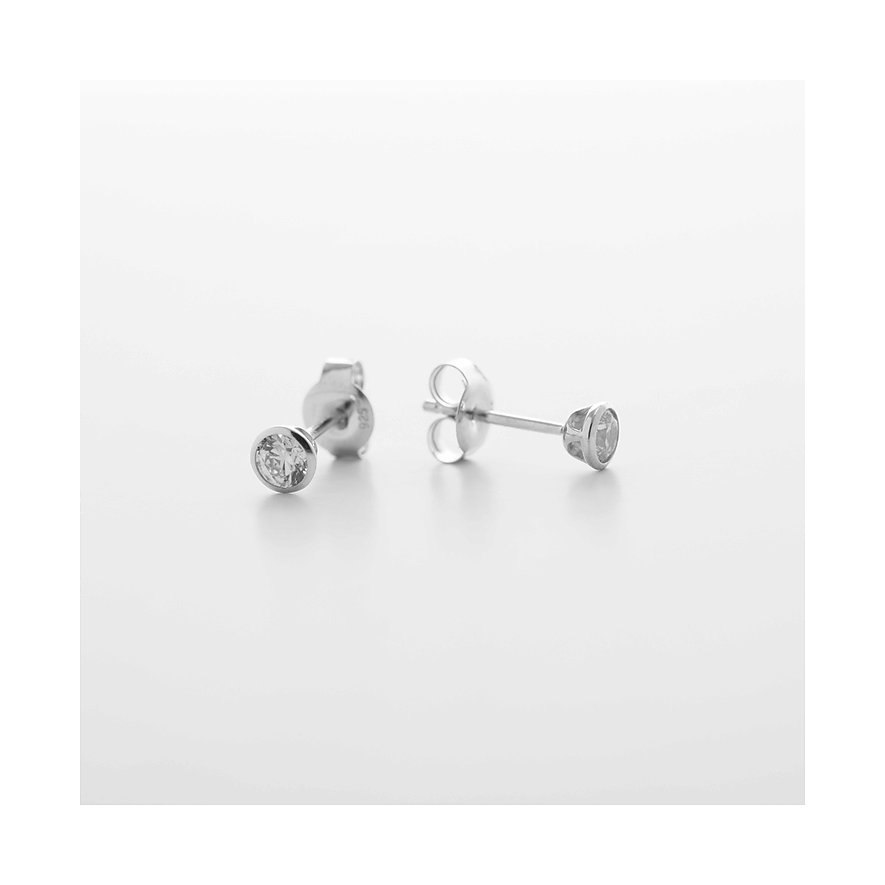 CHRIST Ohrstecker aus 585er Weißgold mit funkelnden Diamanten, zwei Stück, leicht nach links versetzt.