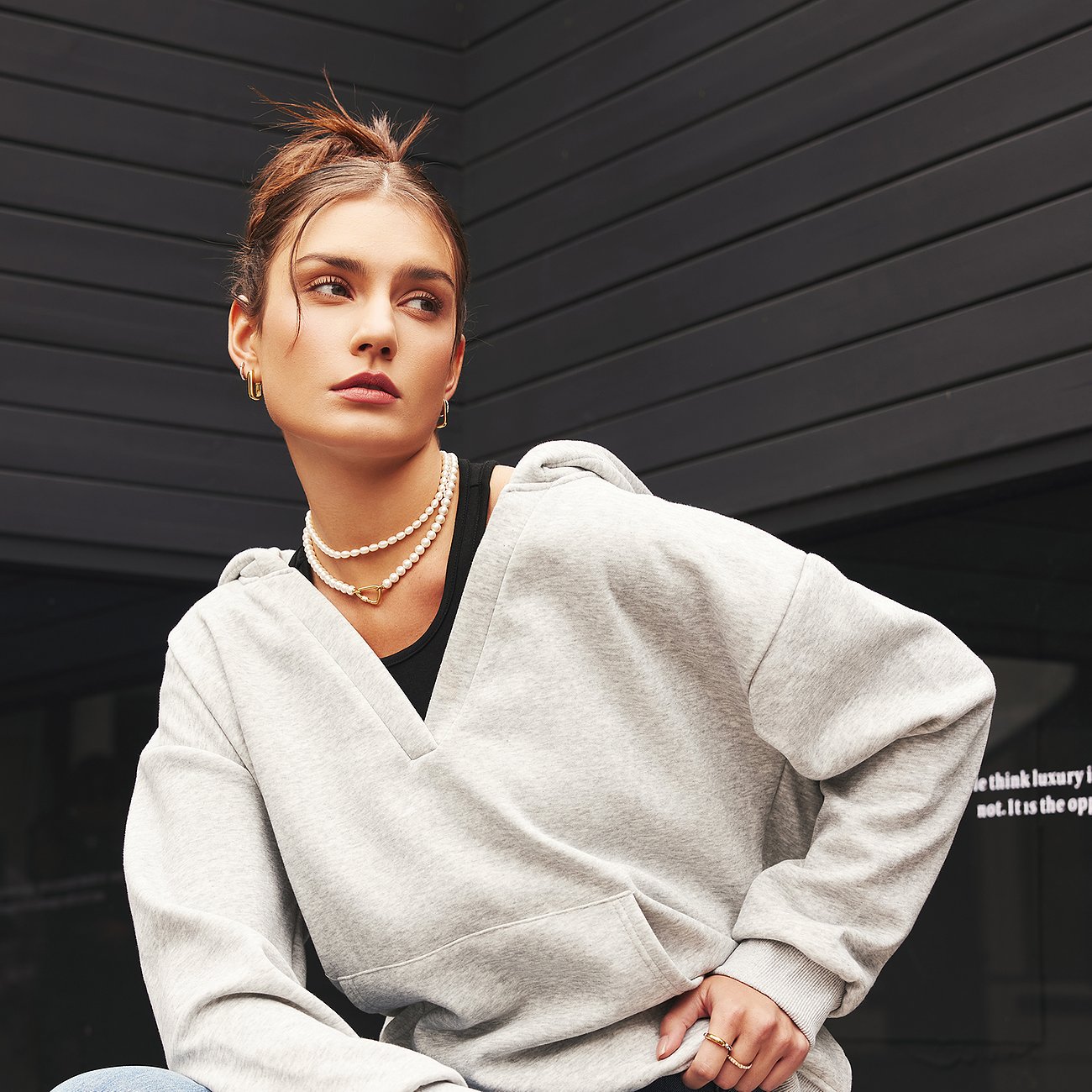 Ania Haie zilverkleurige 925 sterling zilveren ketting met Zirkonia pavé sluiting en parels, gedragen door een model.