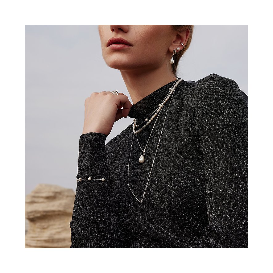 Model draagt Ania Haie zilveren 925 halsketting met zirkonia, lange ketting met peervormige hanger.