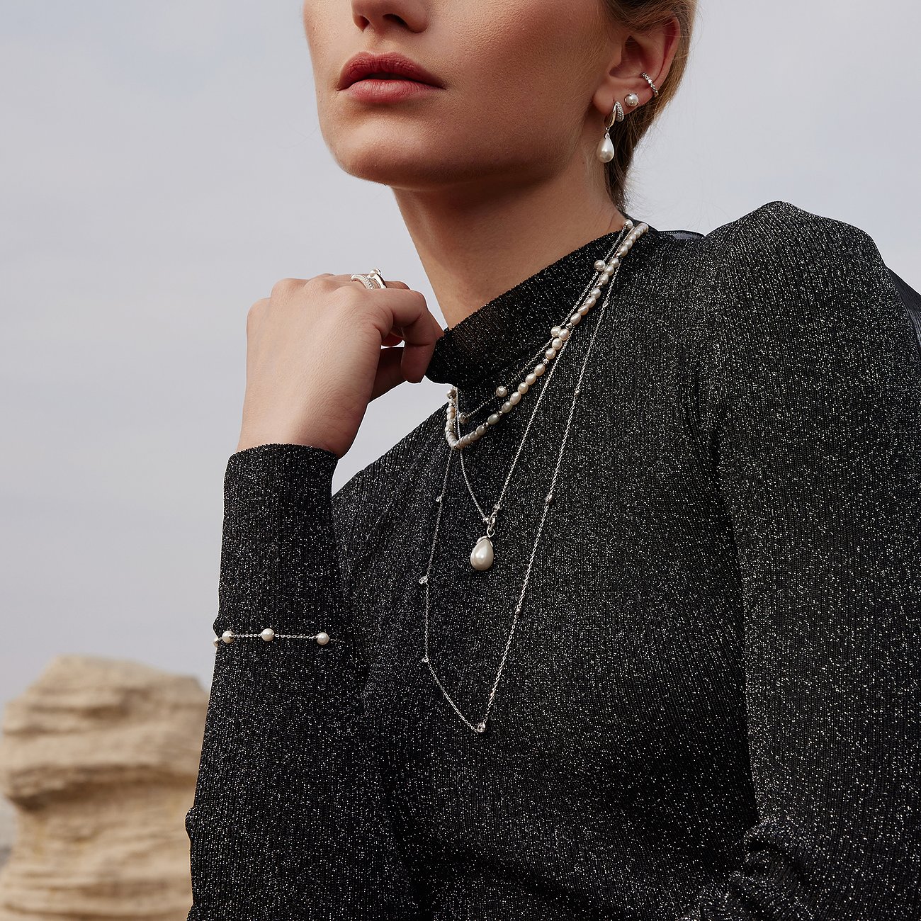 Model draagt Ania Haie zilveren 925 halsketting met zirkonia, lange ketting met peervormige hanger.