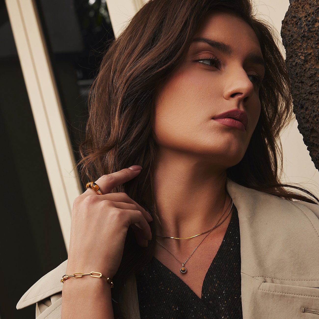 Een vrouw draagt een vergulde Ania Haie 925 zilveren ketting met een zirconia edelsteen.