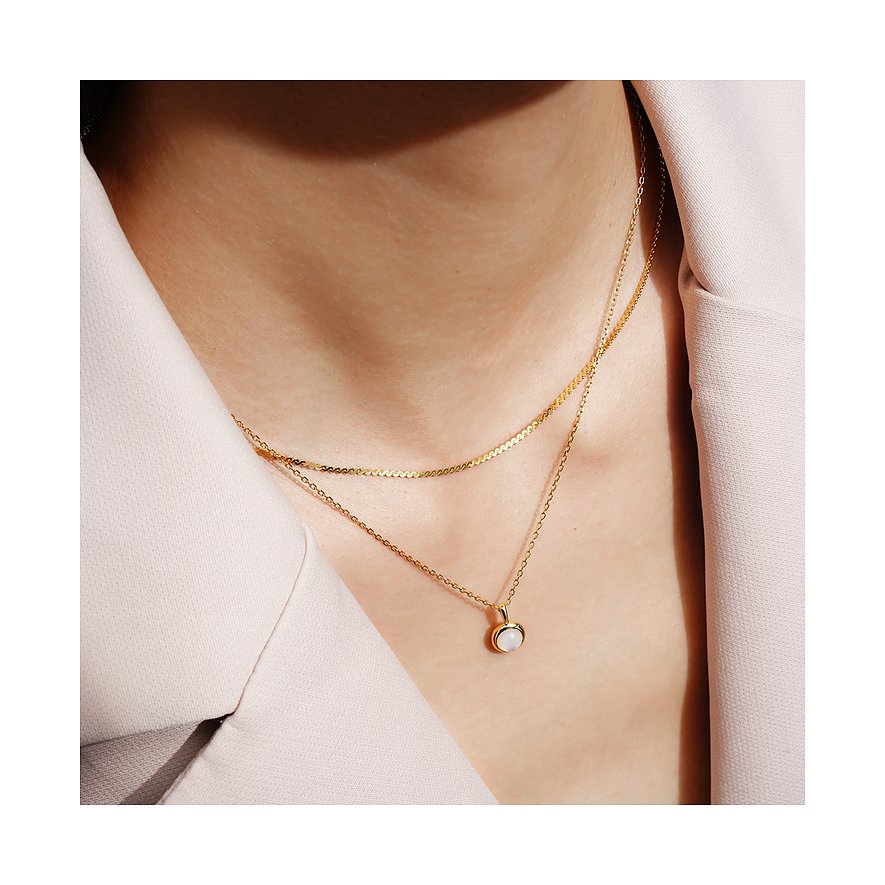 Ania Haie, 925 sterling zilveren collier met een ronde, witte zirkonia hanger om de hals van een persoon.