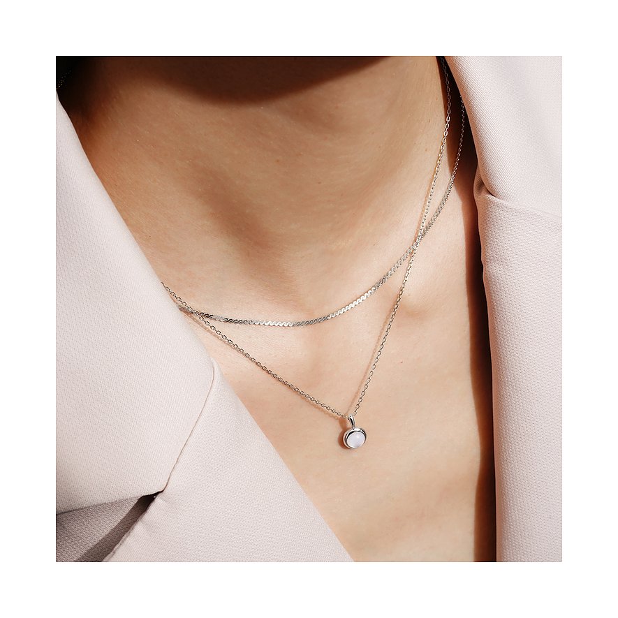 Ania Haie, zilveren dubbelrijige ketting met kleine zirkonia-hanger, gedragen op een lichte top.