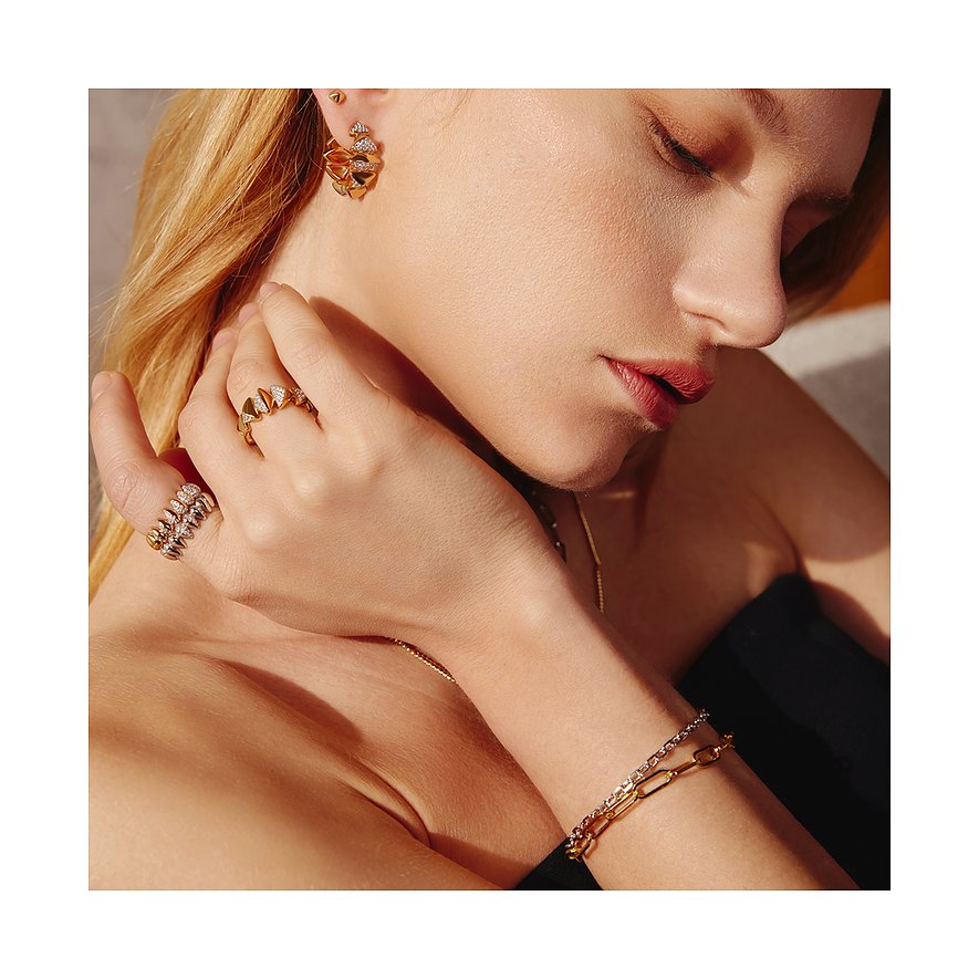 Gros plan d'une femme portant un bracelet Ania Haie en argent, composé de deux chaînes différentes.